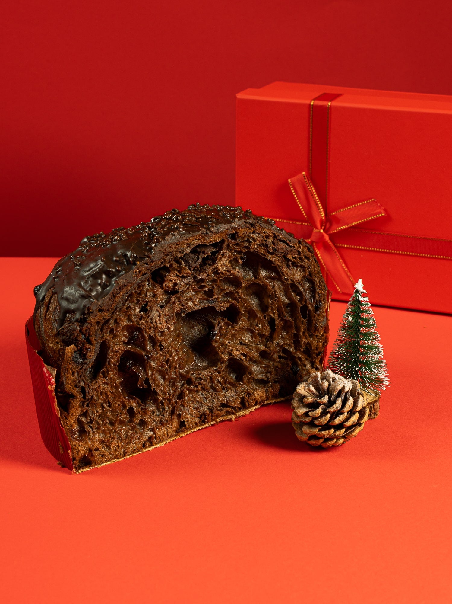 DARK CON MIRTILLO – Panettone al Cioccolato Fondente e Mirtilli